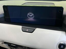 【12.3インチマツダコネクト】車内の雰囲気にマッチした大型ディスプレイ。スマホ接続でのナビ使用やBluetooth再生等、様々な機能が楽しめます。直感的なダイヤル操作が可能で、使い勝手も良好です。