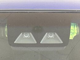 【スマートアシスト】走行中に前方の車両等を認識し、衝突しそうな時は警報とブレーキで衝突回避と被害軽減をアシスト。より安全にドライブをお楽しみいただけます。