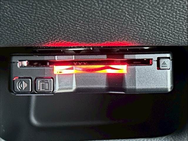 【ETC車載器】を装備しておりますので、ご納車直後からの遠距離ドライブも可能です。土日の利用料金の割引や、朝夕の通行料金を割引料金で高速道路をお楽しみいただけます。