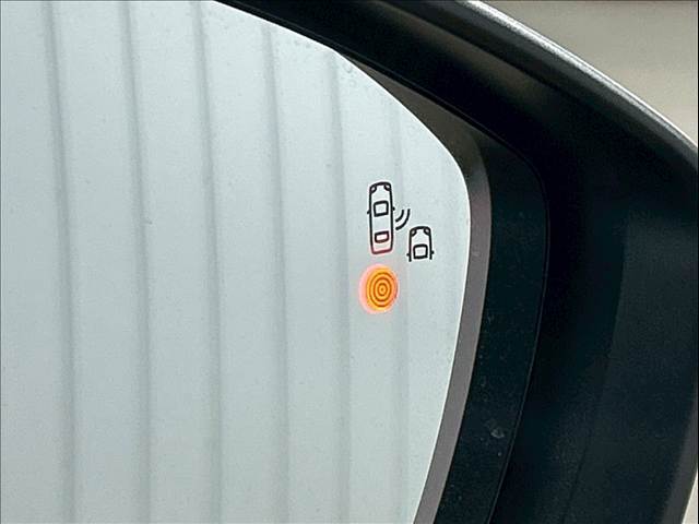 【ブラインドスポットモニター（BSM）】車線変更時に車両後方から来る車両を検知し安全をサポートする装置です。