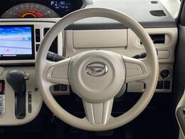 【ハンドル】軽い力で扱いやすいハンドルです。目立つ傷やスレなどなく綺麗な状態です！除菌プランいれていただくとさらに快適に！清潔なお車はお子様にも安心ですね！