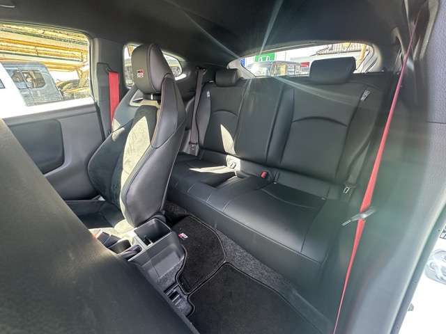 ★5年間新車保障★初度登録から5年間の新車保証が含まれています。長期間、安心してお乗り頂けます！保障費用は支払総額に含まれています！遠方のお客様は保証継承後、お近くのディーラーにて保証が受けられます！