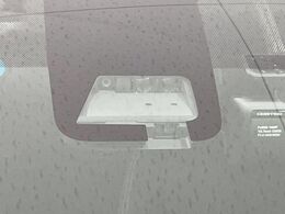 【トヨタセーフティセンス】走行中に前方の車両等を認識し、衝突しそうな時は警報とブレーキで衝突回避と被害軽減をアシスト。より安全にドライブをお楽しみいただけます。