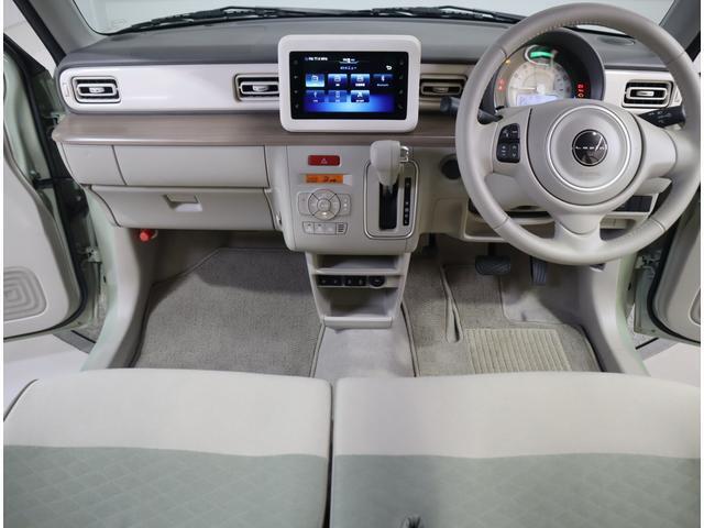 木目調パネルと優しい配色がほっとする、快適な運転空間です。