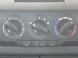 寒い冬も暑い夏も全席に快適な空調を届けてくれる、ダイヤル式エアコンを装備♪