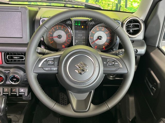 インテリアに合わせたデザインのステアリングは、運転される方のことも考え、運転しやすい形状、大きさです。是非一度、実際に触ってお確かめください。