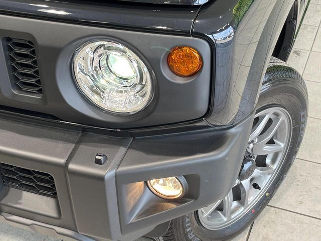 【LEDヘッドライト】悪天候や夜間走行時も良好な視界を確保し安心して運転できる高輝度LEDヘッドライトを装備！点灯速度が早く、消費電力も抑えられています。