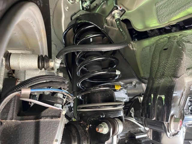 お車を安心してお乗りいただく為には、足回りの定期点検が欠かせません。サービスサポート（有償保証）では無料点検もご提供しており、安心のカーライフをお過ごしいただけるサポート体制が整っています。