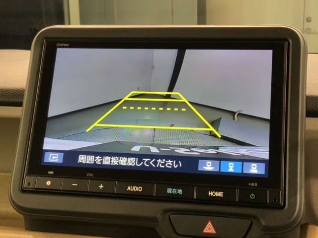 リバースギアに入れるだけで後方の表示へ切り替わります。夜間や雨の日の駐車も楽になりますよ。