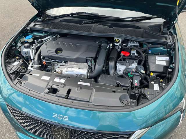 「新車保証継承可能です。別途承っております。万が一トラブルの際は全国のディーラーにて保証修理が可能です」