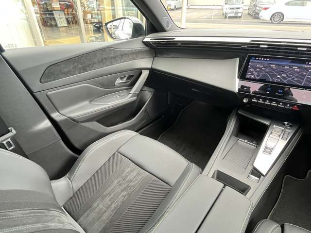 「新車保証継承可能です。別途承っております。万が一トラブルの際は全国のディーラーにて保証修理が可能です」
