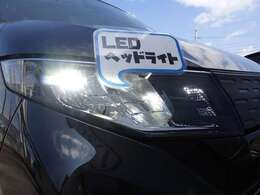 LEDヘッドライト！！対象物が見やすい白く明るい光で夜間走行の安心度を高め、低消費電力で低燃費にも貢献！！