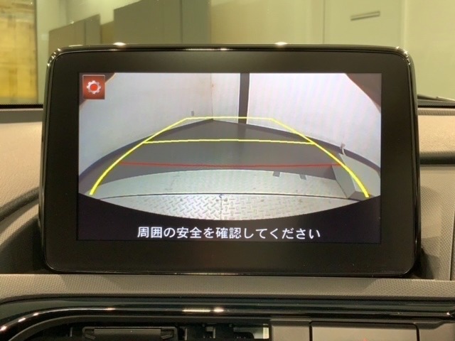 リバースギアに入れるだけで後方の表示へ切り替わります。夜間や雨の日の駐車も楽になりますよ。