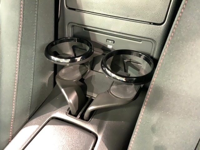 運転席、助手席間にはカップホルダーがあります。