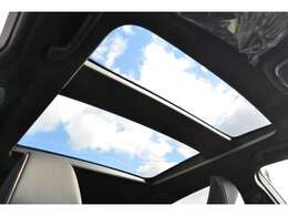 ■メーカーオプションのパノラマルーフが装備されており、車内に心地いい開放感を与えてくれます