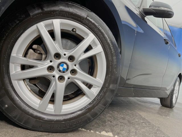●純正16インチアルミホイール：輸入車ならではの卓越した走りを支えるホイールと足回りです！日本車の走りに慣れている方にもぜひ体感して頂きたいほど、高いレベルでまとまっています！