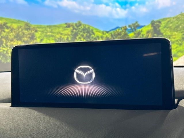 【10.25インチマツダコネクト】車内の雰囲気にマッチした大型ディスプレイ。スマホ接続でのナビ使用やBluetooth再生等、様々な機能が楽しめます。直感的なダイヤル操作が可能で、使い勝手も良好です。