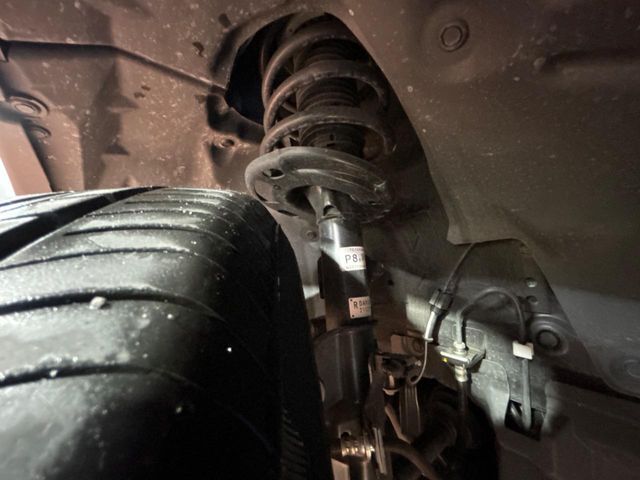 お車を安心してお乗りいただく為には、足回りの定期点検が欠かせません。サービスサポート（有償保証）では無料点検もご提供しており、安心のカーライフをお過ごしいただけるサポート体制が整っています。