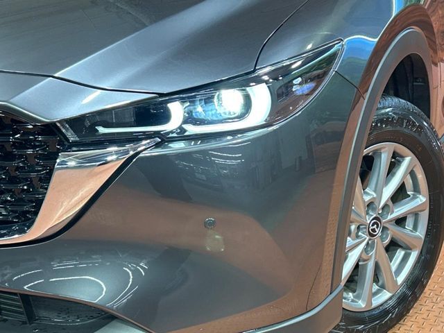 【LEDヘッドライト】悪天候や夜間走行時も良好な視界を確保し安心して運転できる高輝度LEDヘッドライトを装備！点灯速度が早く、消費電力も抑えられています。