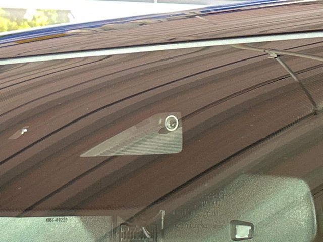 【スマートシティブレーキサポート】低速走行中に前方の車両等を認識し、衝突しそうな時は警報とブレーキで衝突回避と被害軽減をアシスト。より安全にドライブをお楽しみいただけます。