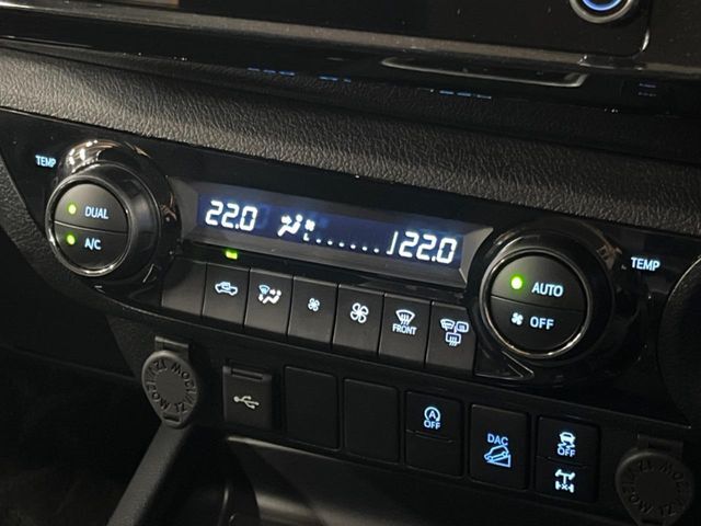 【左右独立型フルオートエアコン】運転席と助手席でそれぞれお好みの温度に設定可能。同乗者にも配慮した、快適な空調をお届け致します。