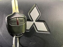 【キーレス】少し離れた場所からでもボタン一つでドアの開錠・施錠ができるのでとっても便利！ドアの鍵穴周りに傷をつけることもありません♪