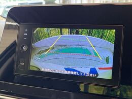 【バックカメラ】駐車時に後方がリアルタイム映像で確認できます。大型商業施設や立体駐車場での駐車時や、夜間のバック時に大活躍！運転スキルに関わらず、今や必須となった装備のひとつです！
