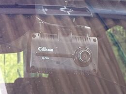 【ドライブレコーダー】安心・安全なカーライフに必須のドライブレコーダーを装備！走行中はもちろん、あおり運転や事故に遭遇した際の状況も映像で記録し、万一のリスクに備えます。