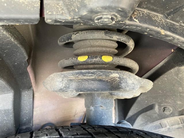 お車を安心してお乗りいただく為には、足回りの定期点検が欠かせません。サービスサポート（有償保証）では無料点検もご提供しており、安心のカーライフをお過ごしいただけるサポート体制が整っています。
