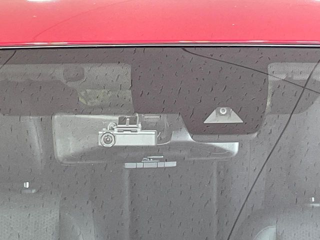 【エマージェンシーブレーキ】走行中に前方の車両等を認識し、衝突しそうな時は警報とブレーキで衝突回避と被害軽減をアシスト。より安全にドライブをお楽しみいただけます。
