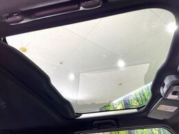 【ガラスルーフ】ガラスルーフ搭載で車内の解放感が一気にアップ！開放的なドライブをお楽しみいただけます。