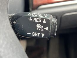 【レーダークルーズコントロール】高速道路での長距離走行が楽に！！自動で速度を保つクルーズコントロールが、衝突軽減システムと連携し、前方の車両を感知して車間を保つように速度調節してくれます！！