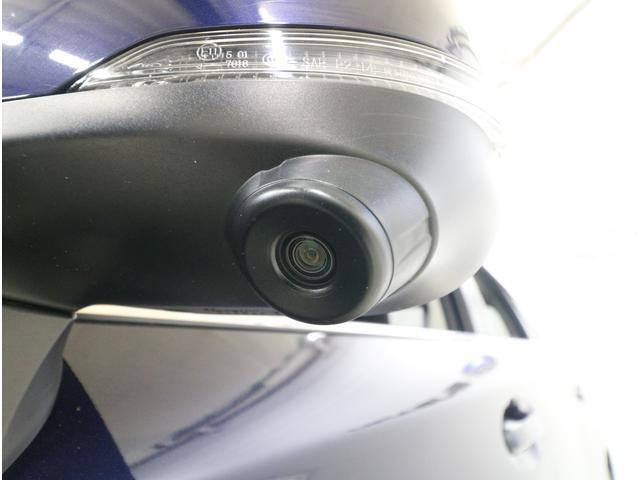 助手席側ドアミラーにはサイドビューカメラを装備。ドライバーの死角となりやすい車体左下側がきちんと確認できるので、幅寄せや狭い道でのすれ違いなどに効果を発揮します。