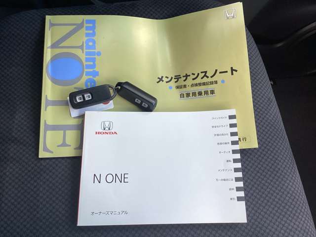 取説、ナビ取説、メンテナンスノート完備です！大事に乗られてきた車だと一目でわかりますね！スマートキーは2つ☆