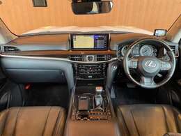 LIBERALAでは多種多様の車種をご用意させていただいております。お客様がご納得いくまで、そのお車の持つ特性を五感すべてで感じ取っていただける場をご提供します。