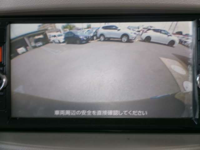 駐車に便利なバックモニター搭載車です。後方の映像が見えるのでバックも安心です。