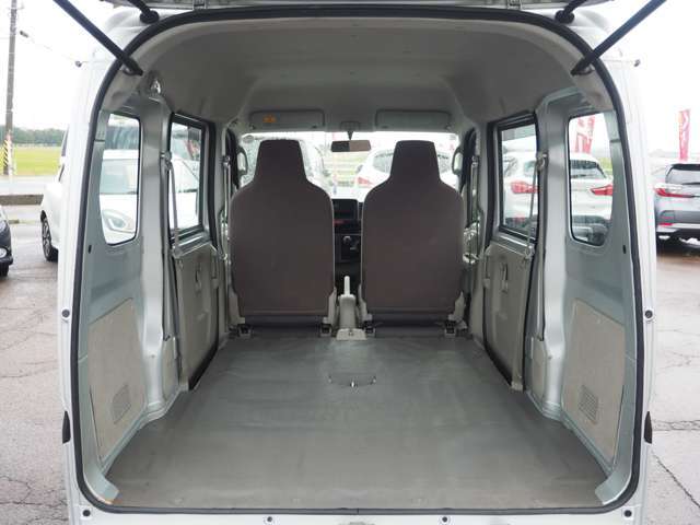 フルフラットになり、広々な荷室になり使い勝手も良好です♪