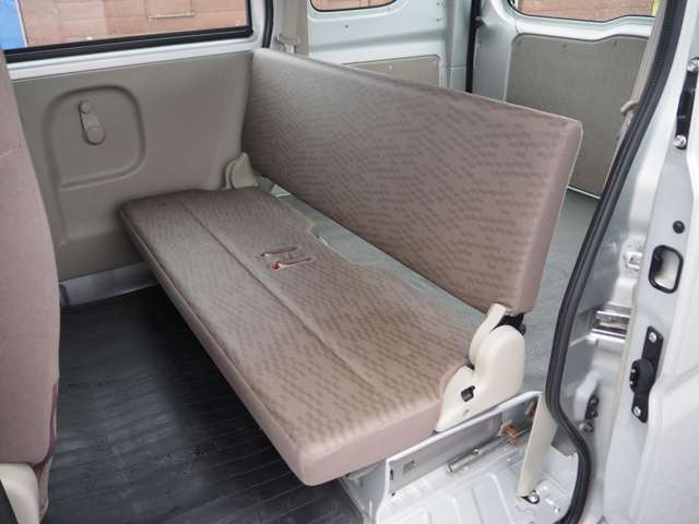 後部座席はベンチシートになっており倒す事によって荷室が広くなるので利便性が高い一台ですね♪