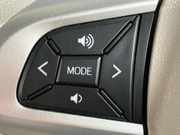 ハンドルの手元にボタンが有り、走行中でも簡単にオーディオ等の操作が可能です。