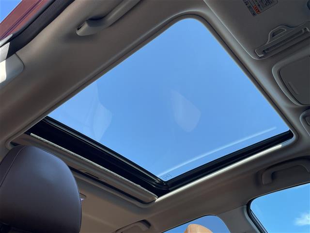 【サンルーフ】天井から太陽の穏やかな光や、爽やかな風を取り込むことができます！頭上のスイッチで開閉可能なので、夜はロマンチックに星を眺めながら夜風にあたって過ごすことができます。