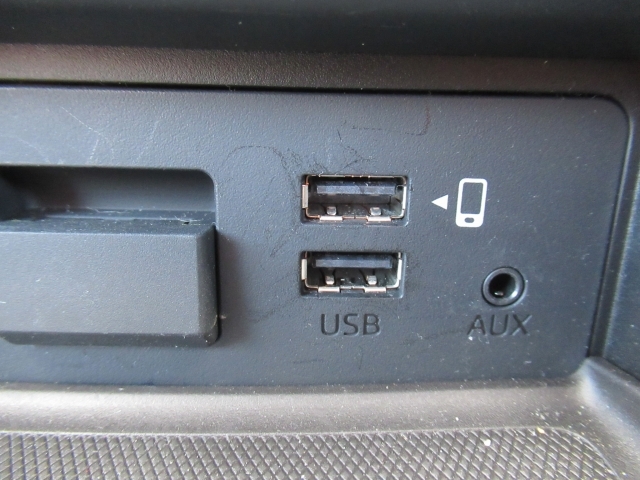 USB接続ポートを装備しています。スマートフォンやミュージックプレーヤーなどの接続に最適です。もちろんブルートゥース接続にも対応しています！