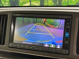 【バックカメラ】駐車時に後方がリアルタイム映像で確認できます。大型商業施設や立体駐車場での駐車時や、夜間のバック時に大活躍！運転スキルに関わらず、今や必須となった装備のひとつです！