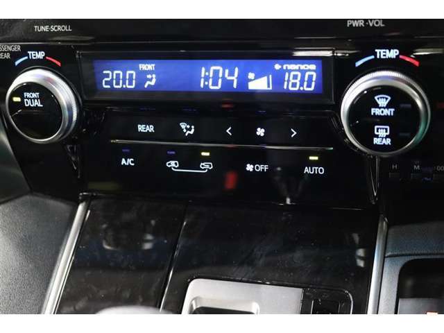 運転席と助手席、それぞれ温度調節ができ、オールシーズン快適なオートエアコンとなっております！