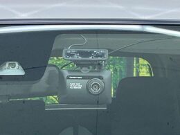 【ドライブレコーダー】安心・安全なカーライフに必須のドライブレコーダーを装備！走行中はもちろん、あおり運転や事故に遭遇した際の状況も映像で記録し、万一のリスクに備えます。