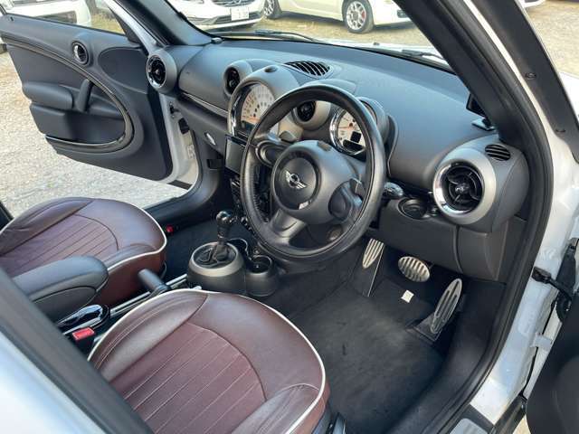 【インパネ周り】視界がよく運転しやすい設計となっております。インパネ周りもすっきりと洗練されたデザインで高級感が溢れています☆日々のドライブを飽きさせません♪