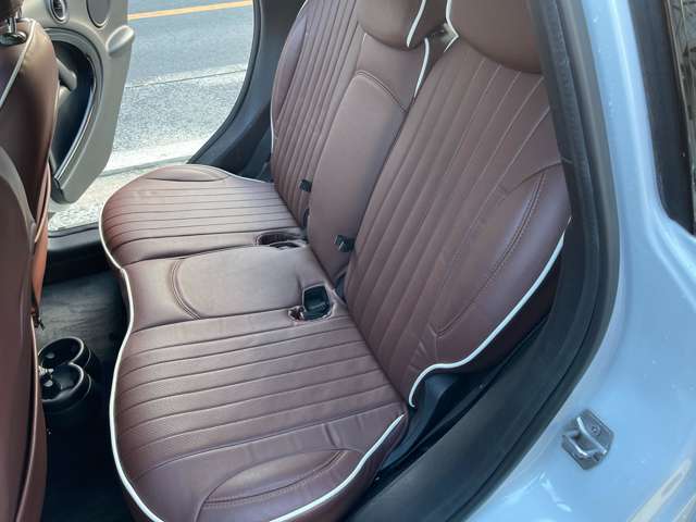 【セカンドシート】使用感も少なくキレイな状態です！大人でも快適に乗って頂けます♪大勢でのドライブも窮屈なくお楽しみ下さい☆