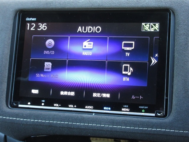 ナビゲーションはギャザズ8インチナビ（VXM-197VFEi）を装着しております。AM、FM、CD、DVD再生、Bluetooth、音楽録音再生、フルセグTVがご使用いただけます。