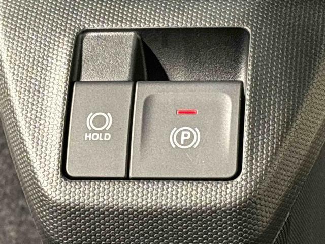 指先だけで簡単に操作が可能な電動パーキングブレーキを採用。「HOLD」スイッチを押すと、渋滞や信号待ちなどでブレーキペダルから足を離しても、ブレーキを保持するので安心です
