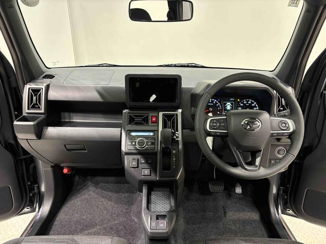 美しいデザインの運転席空に加えてUV＆IRカット機能付きフロントガラスの面積や位置取りが良く、前方・右前・左前方向の視認性がいいですよ！