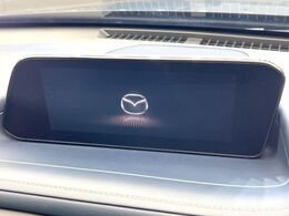 【8.8インチマツダコネクト】車内の雰囲気にマッチした大型のディスプレイ。スマホ接続でのナビ使用やBluetooth再生等、様々な機能が楽しめます。直感的なダイヤル操作が可能で、使い勝手も良好です。